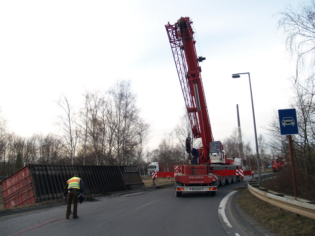 LKW verliert Container Koeln Niehler Ei P092.JPG